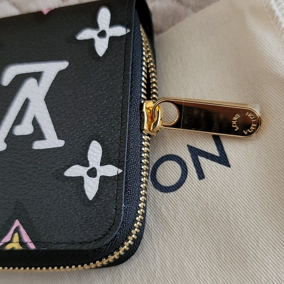 Louis Vuitton Wild at Heart Large Black Monogram Giant Flower Zippy Wallet - Picture 4 of 16